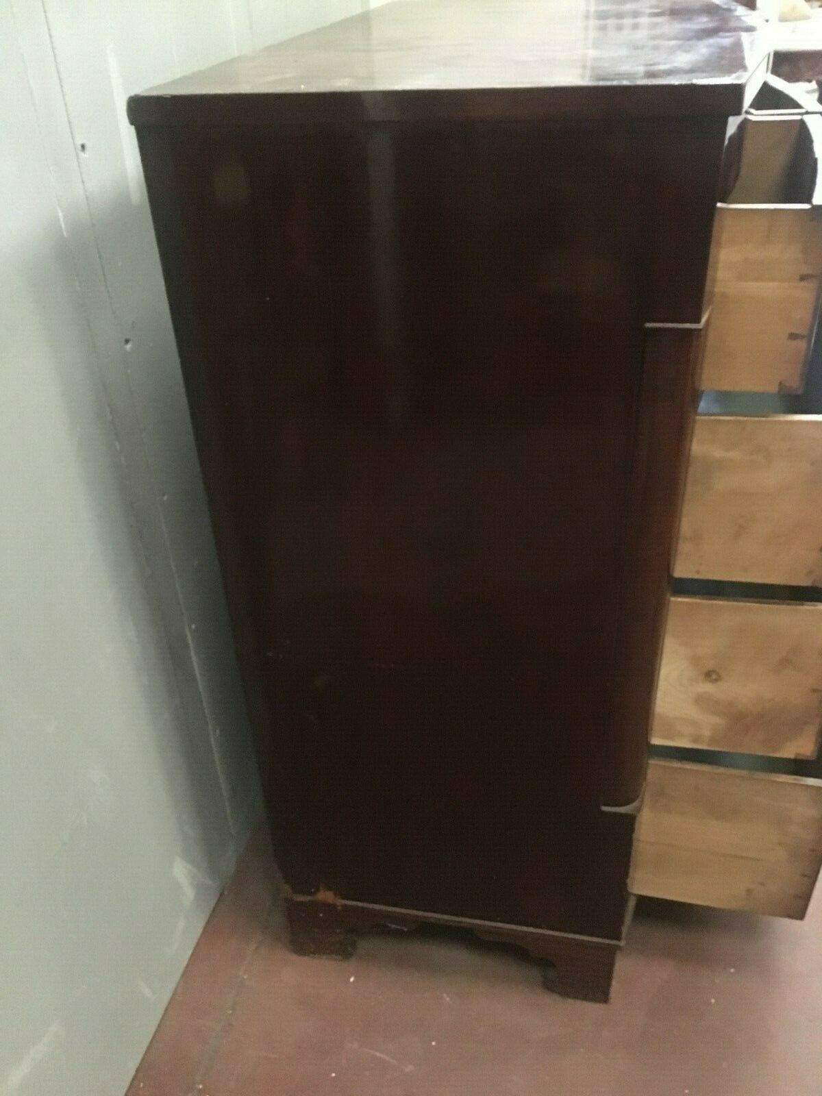 Victorian mahogany veneer chest of drawers with four rows of drawers