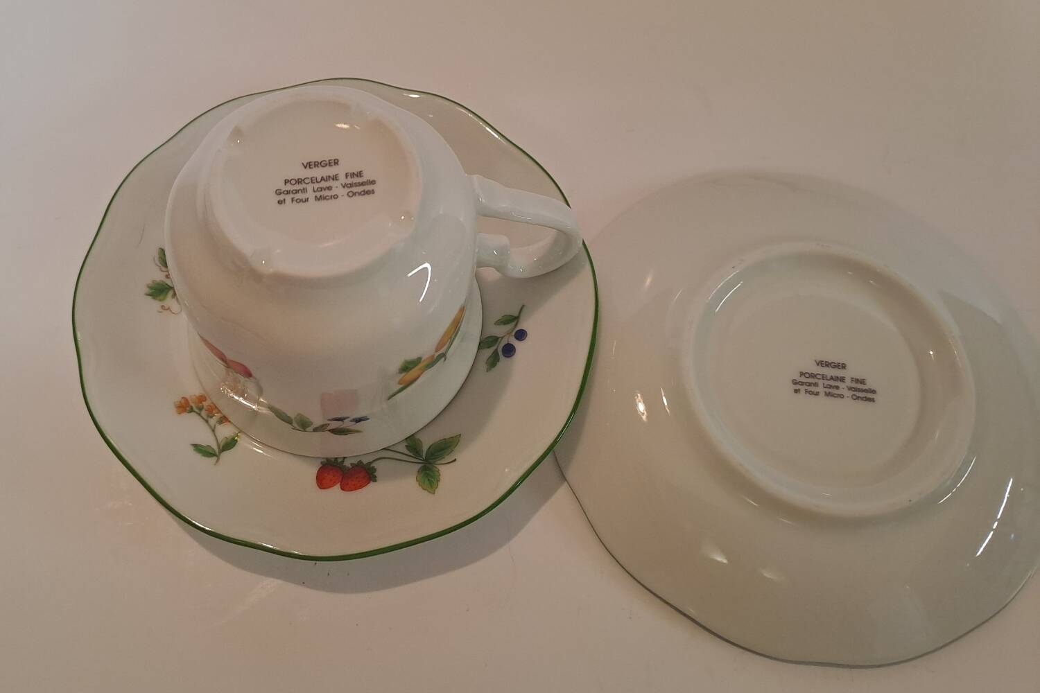 Two cups and saucers in fine porcelain, orchard model.