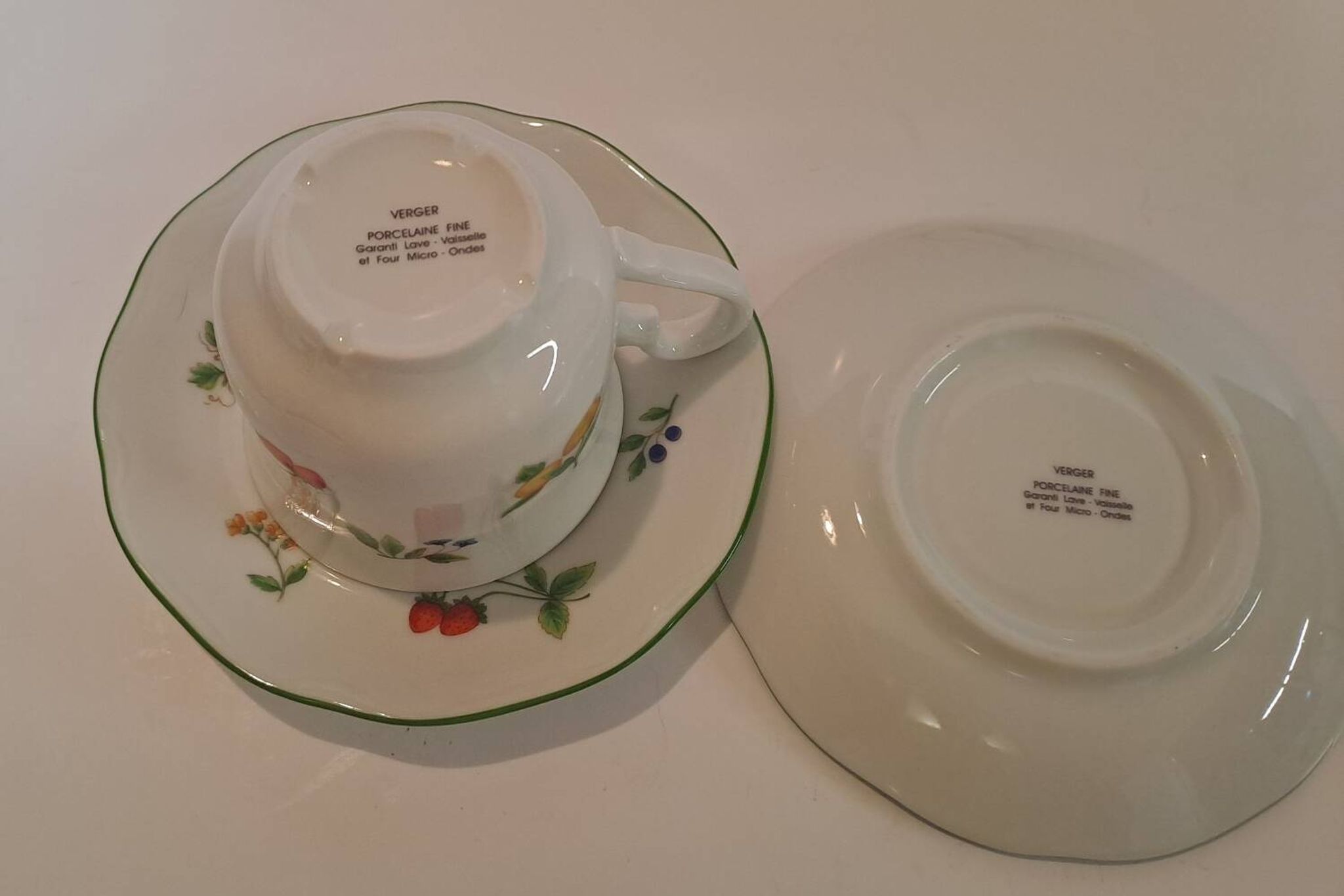 Two cups and saucers in fine porcelain, orchard model.