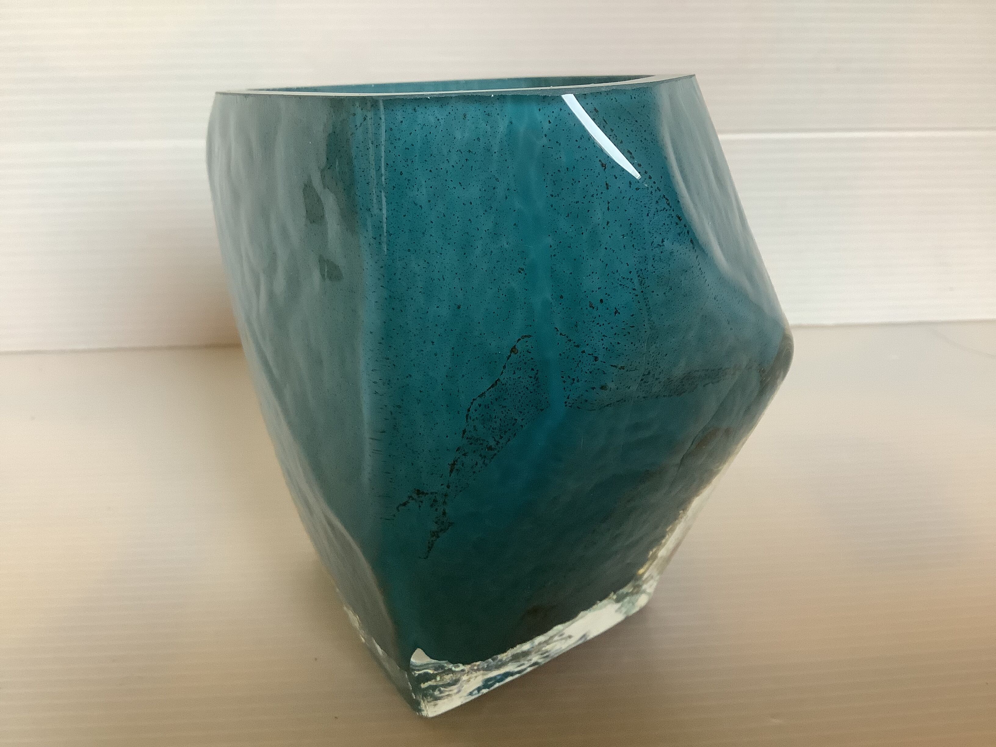 Vase Pentagone bleu et doré pâte de verre