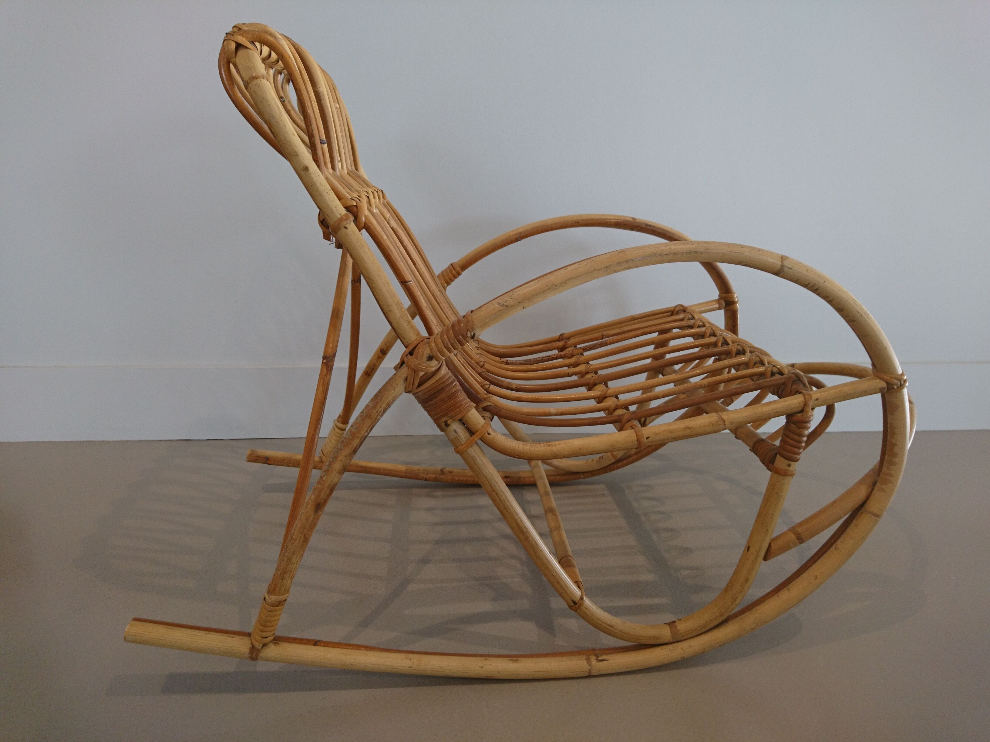 Fauteuil à bascule en rotin