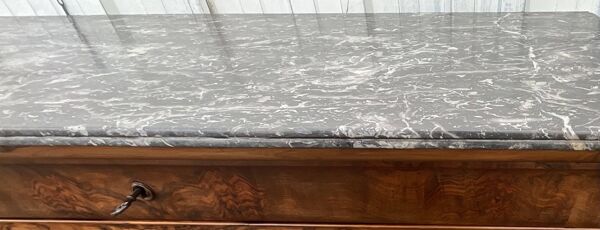 Commode Louis-Philippe en ronce de noyer, marbre Saint-Anne, milieu 19ème