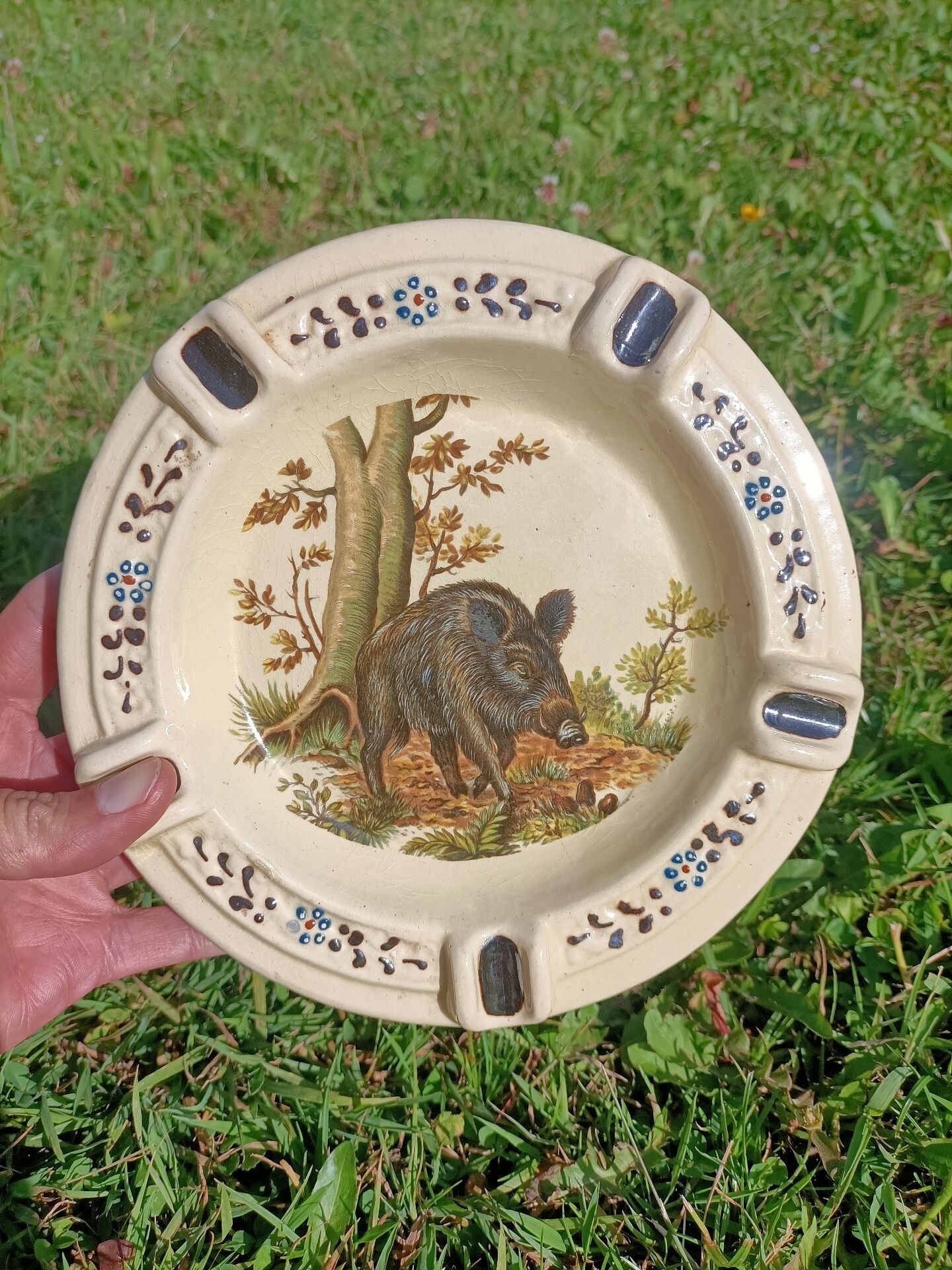 Large Ashtray Boar Hunting