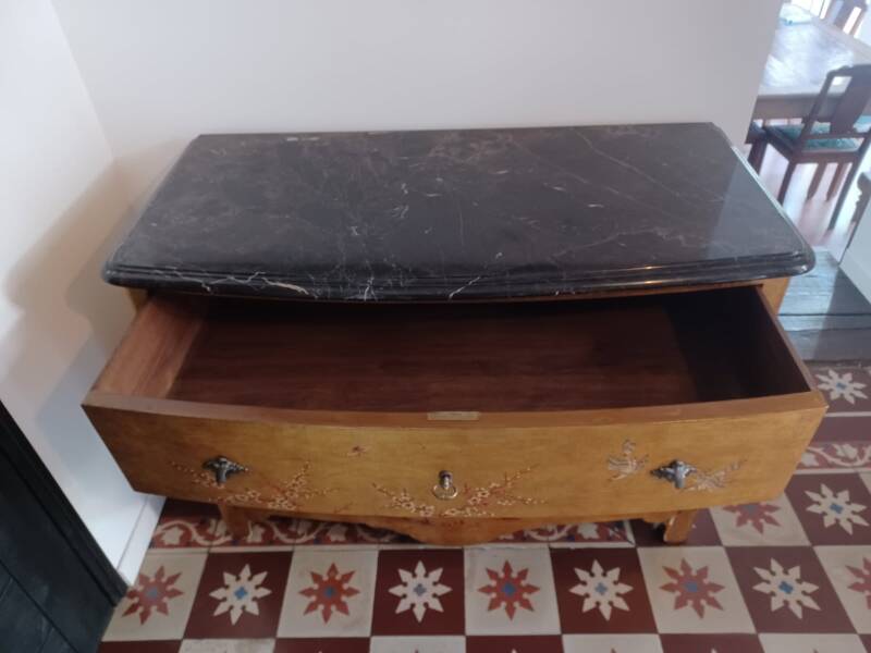 Gilded wooden chest of drawers with Asian decor and polished marble