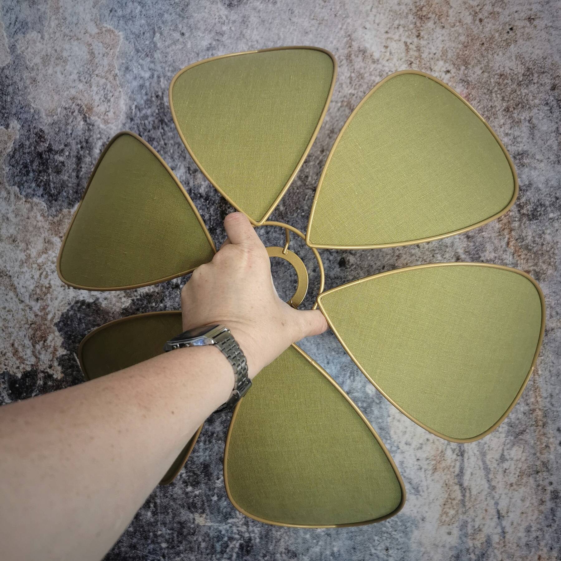 Flower suspension metal structure 6 petals in olive green linen