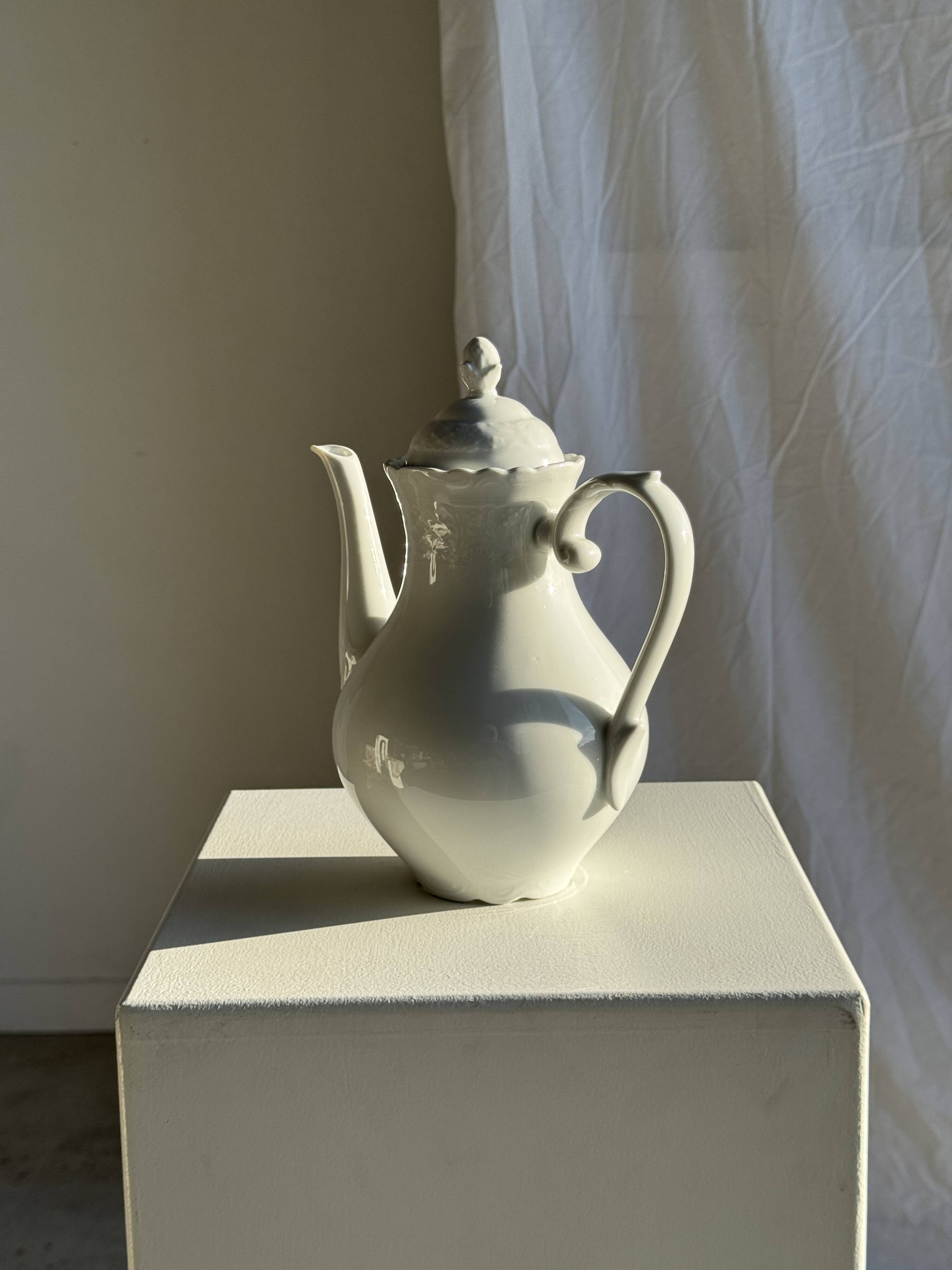 White Bavarian porcelain teapot H27
