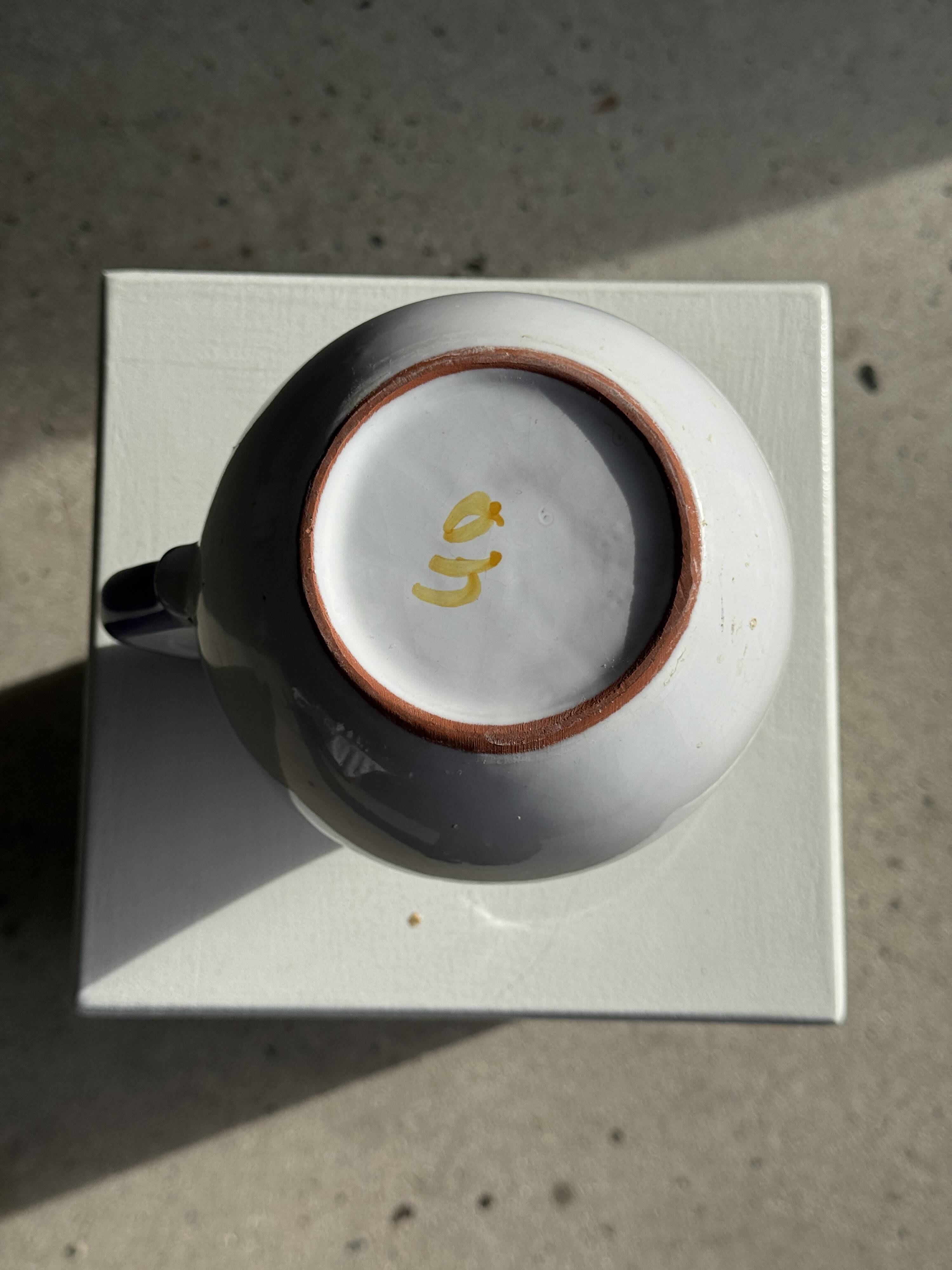 Grande carafe blanche en terre cuite à motif de frise stylisée verte jaune