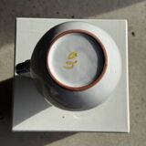 Grande carafe blanche en terre cuite à motif de frise stylisée verte jaune