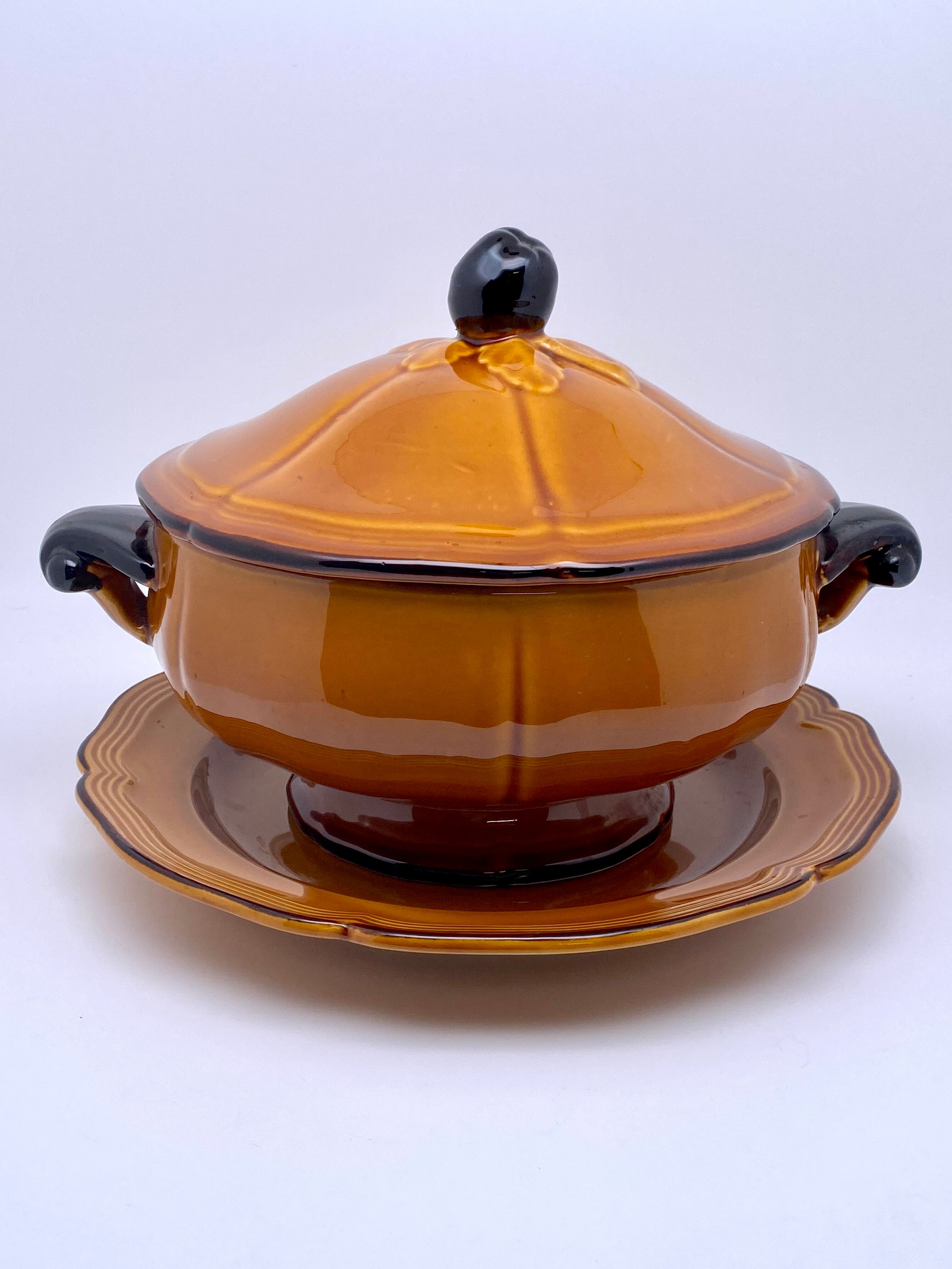 Soup tureen and its dish