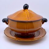 Soup tureen and its dish