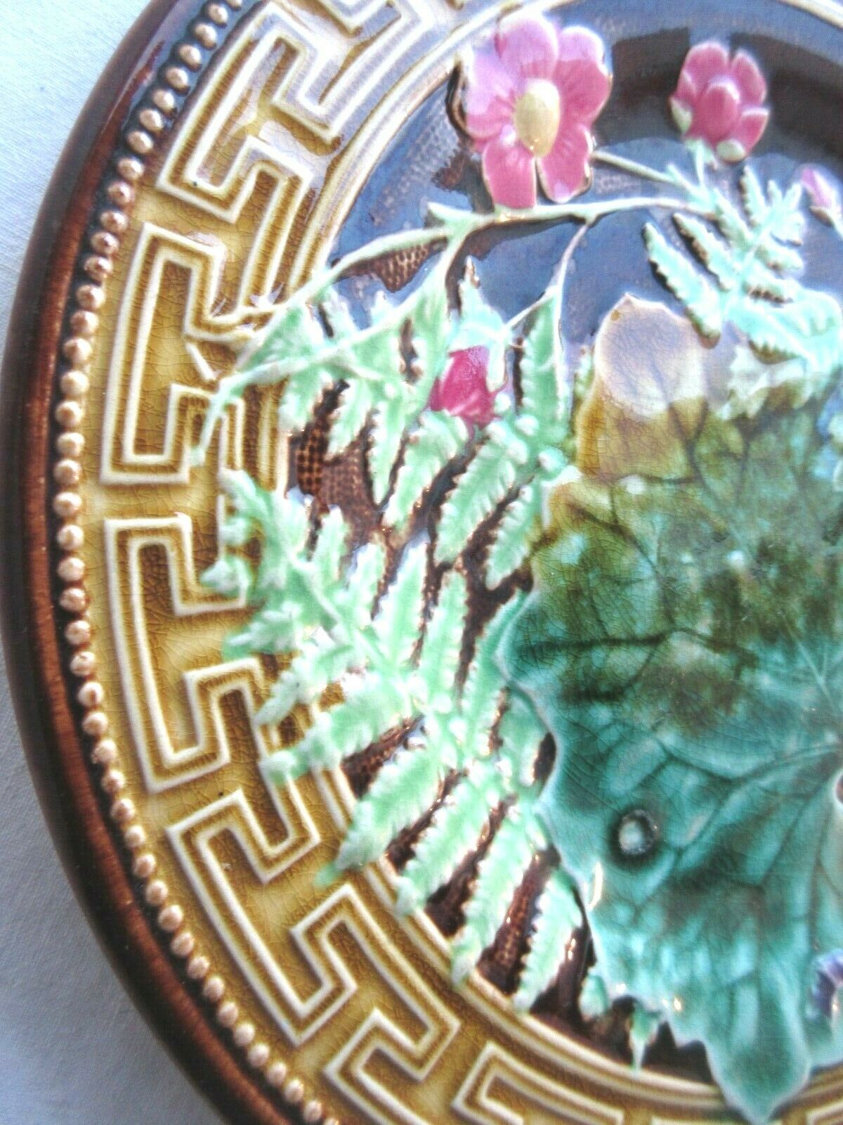 Slurry plate Choisy le Roi: Leaves and flowers bound by a ribbon