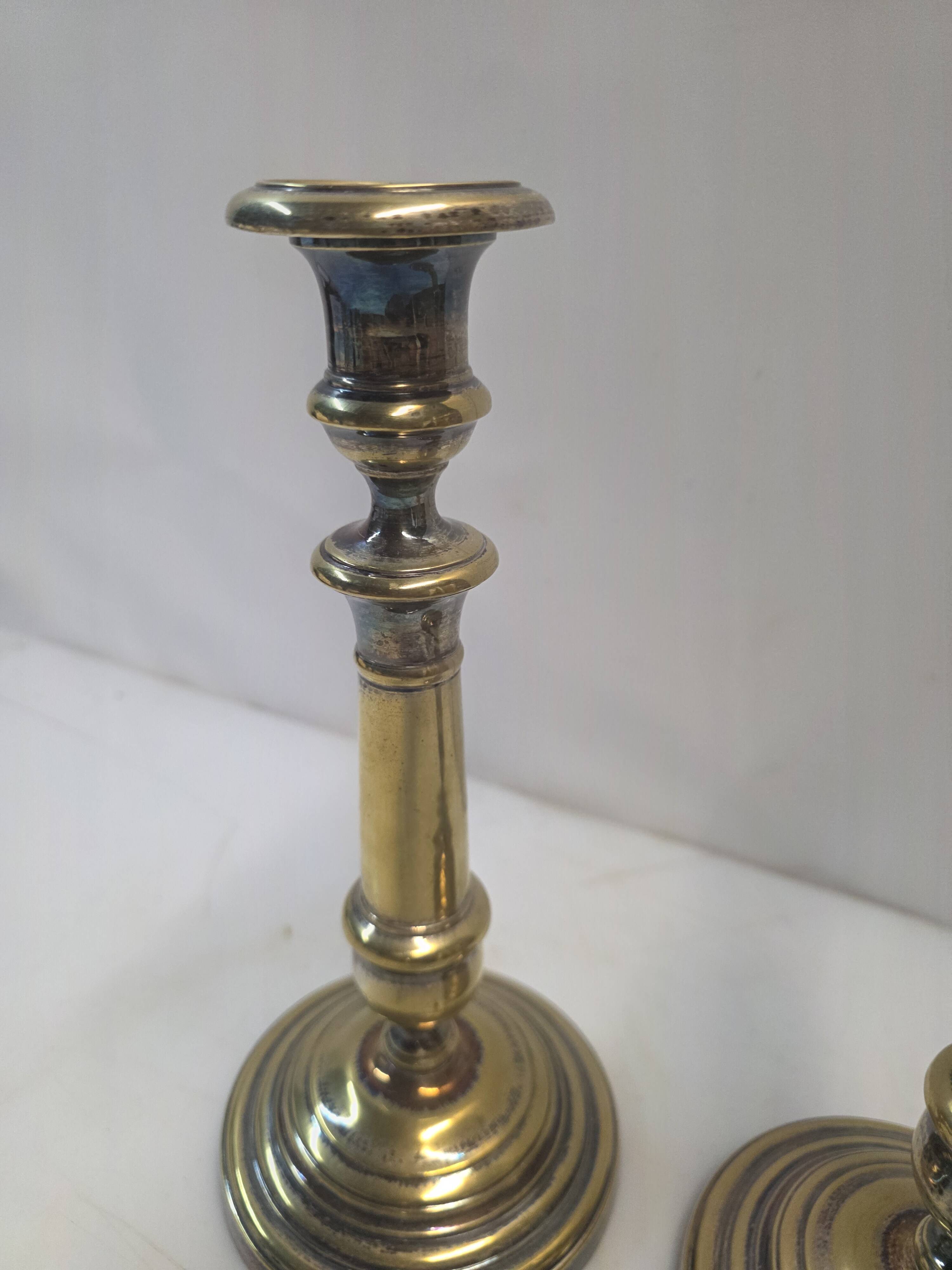 Paire de bougeoirs anciens en laiton