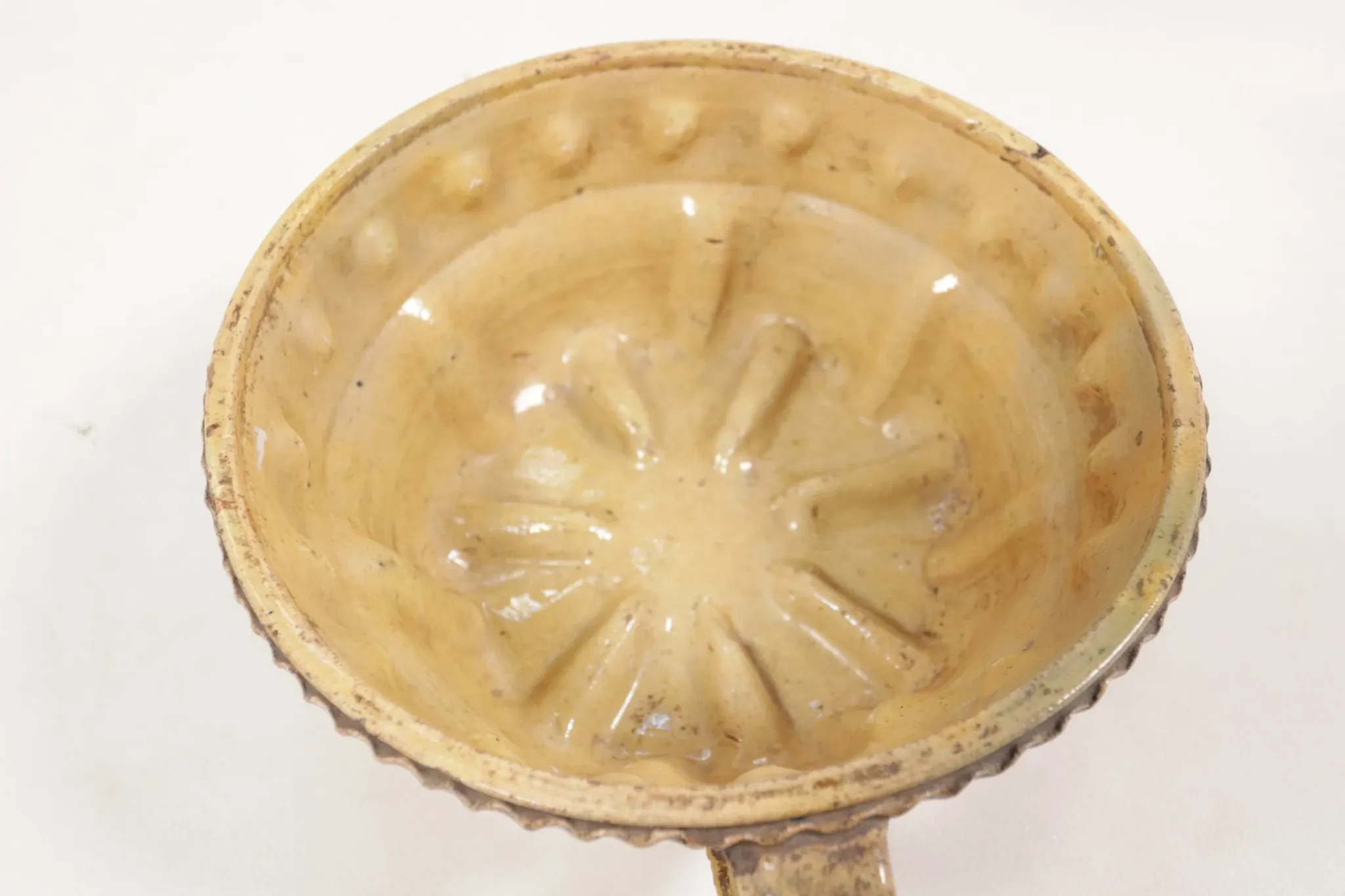 Marbled earthenware baking mould with handle – jaspé, 19th / early 20th c.