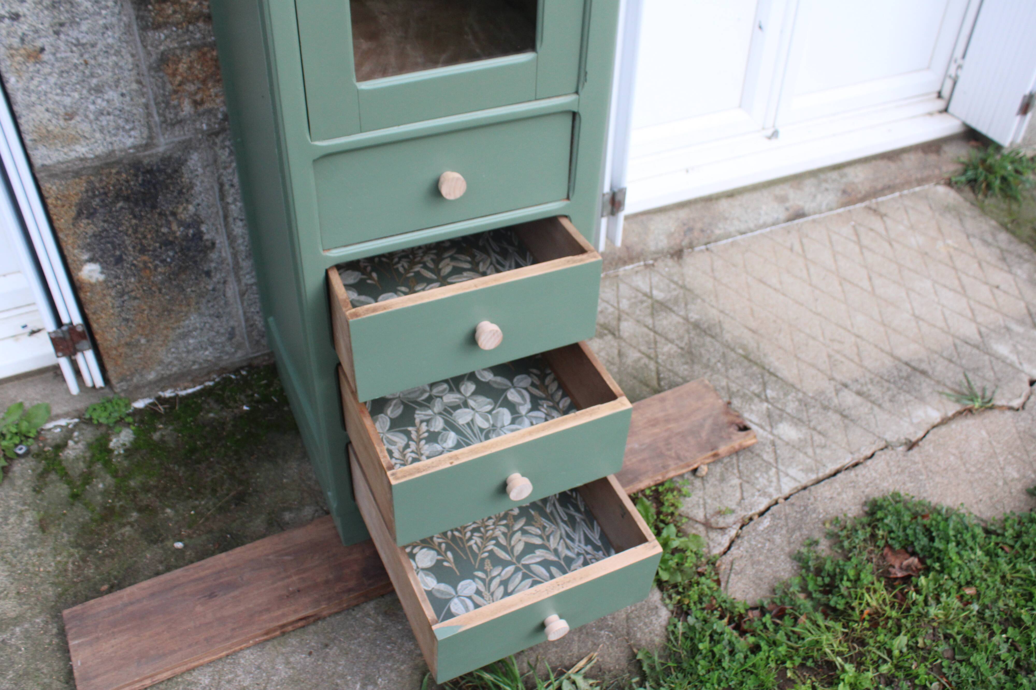 Vitrine haute vintage peinte en vert, rénovée