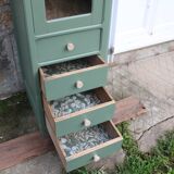 Vitrine haute vintage peinte en vert, rénovée