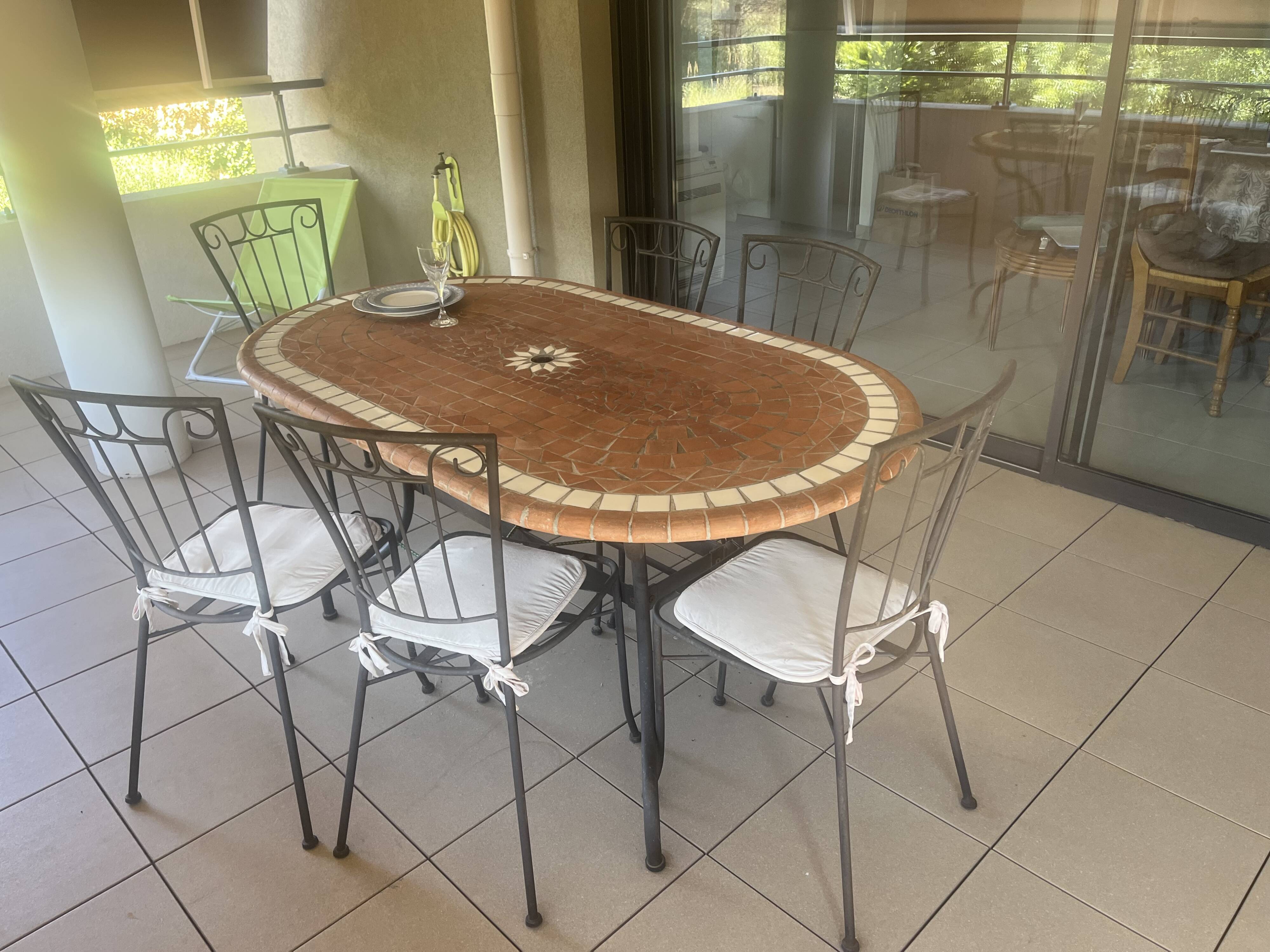 Table ovale en mosaïque et 6 chaises