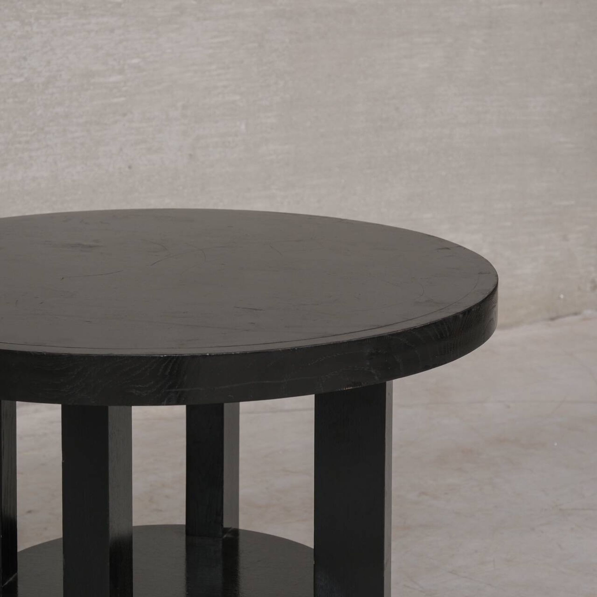 Table d'appoint ou table basse à étagères de style déco français du milieu du siècle.