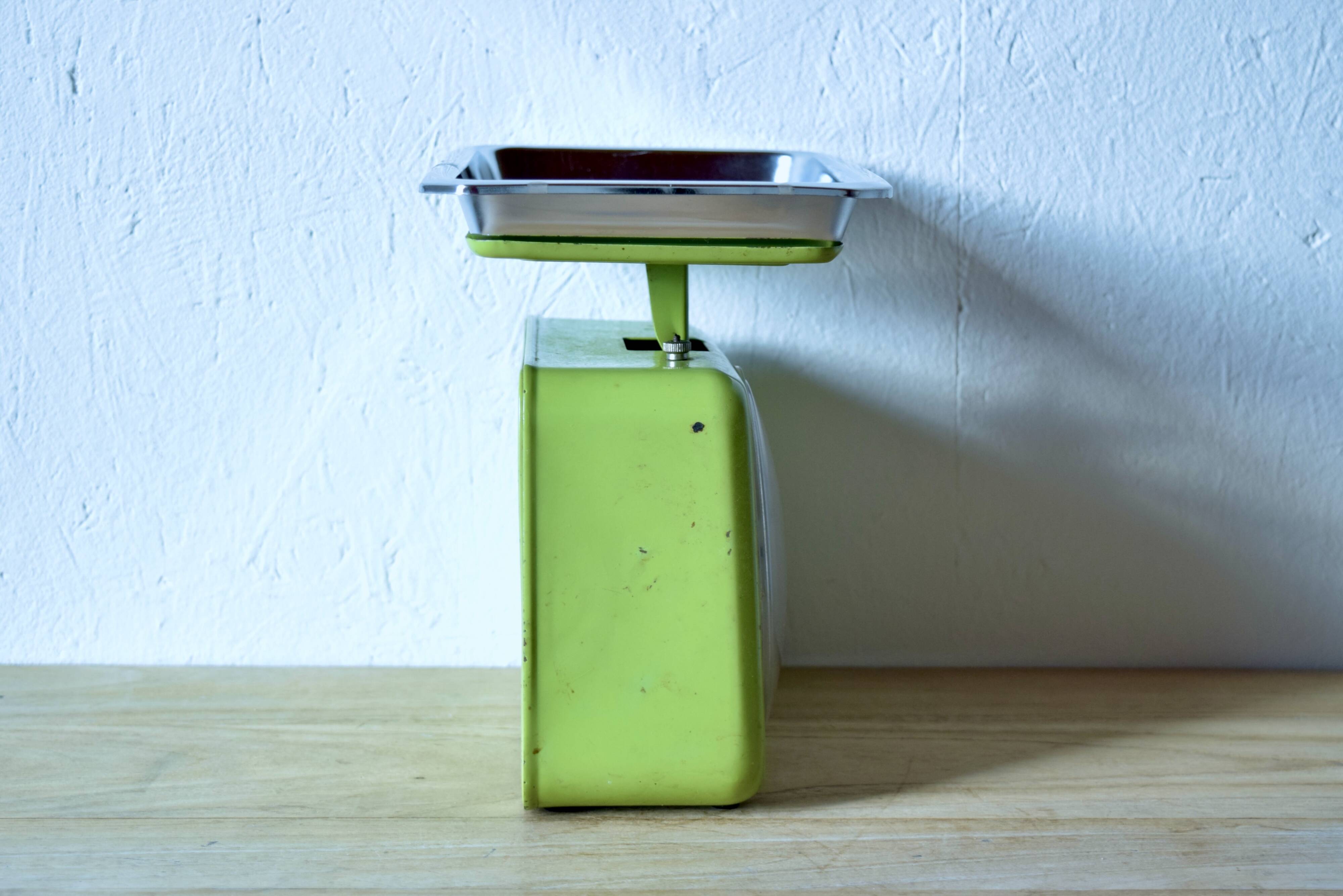 Stube - vintage green kitchen scale in enameled metal - force 10