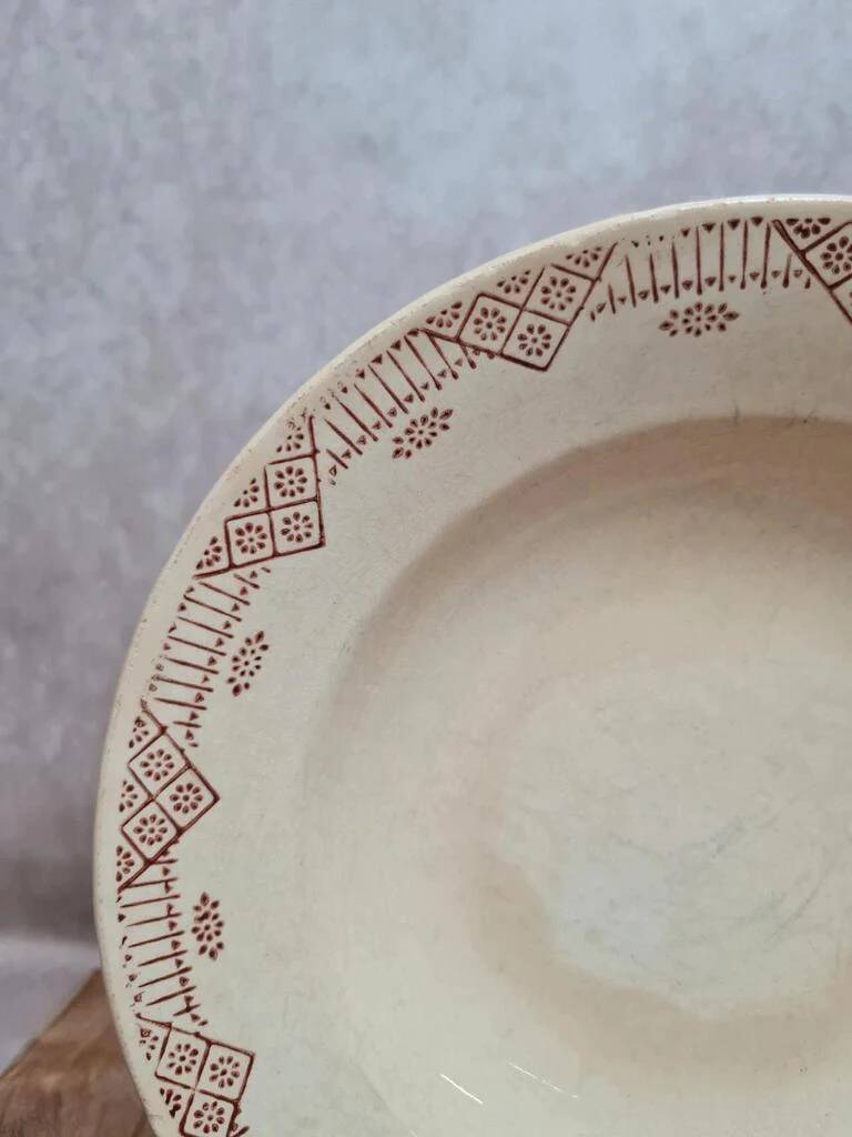 Antique Gien plate in earthenware, brown geometric design – country spirit