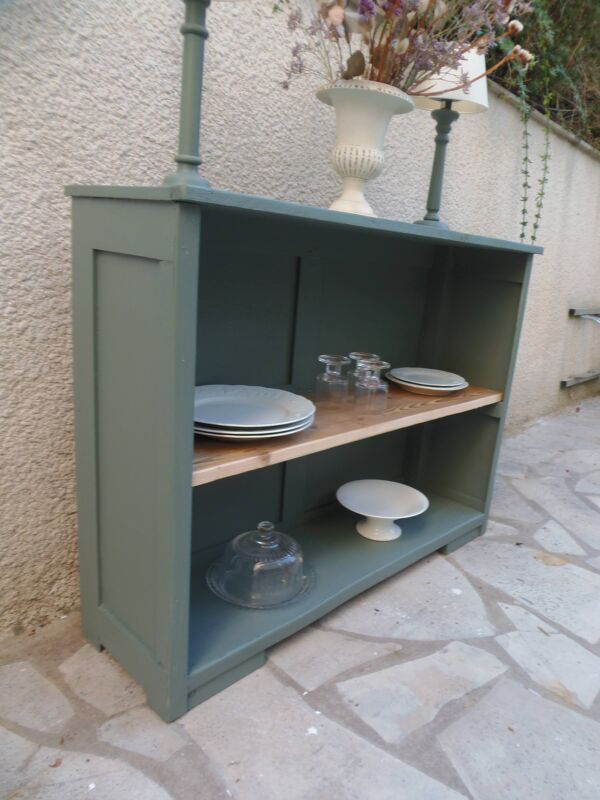 Meuble de métier vintage transformé en bibliothèque, vaisselier vert fumé.