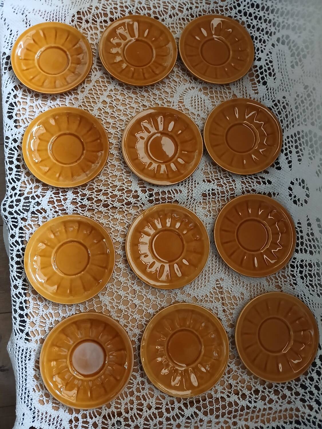 12 tasses à café anciennes avec soucoupes