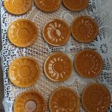 12 tasses à café anciennes avec soucoupes