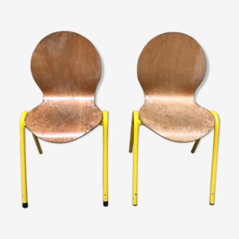 Chaises en bois et structure jaune