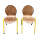 Chaises en bois et structure jaune