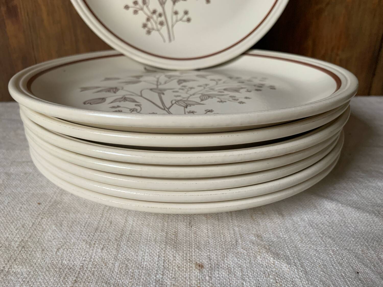 Huit assiettes à diner Biltons England