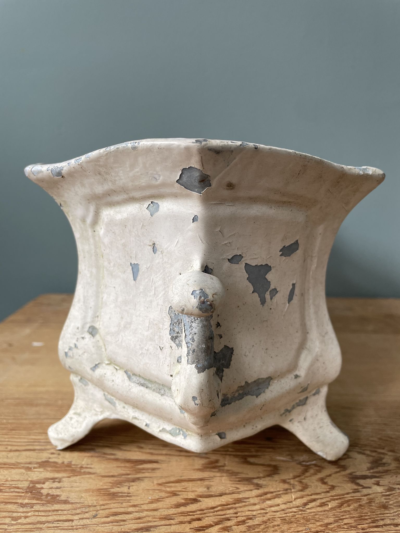 Old Medici cast iron planter, late nineteenth