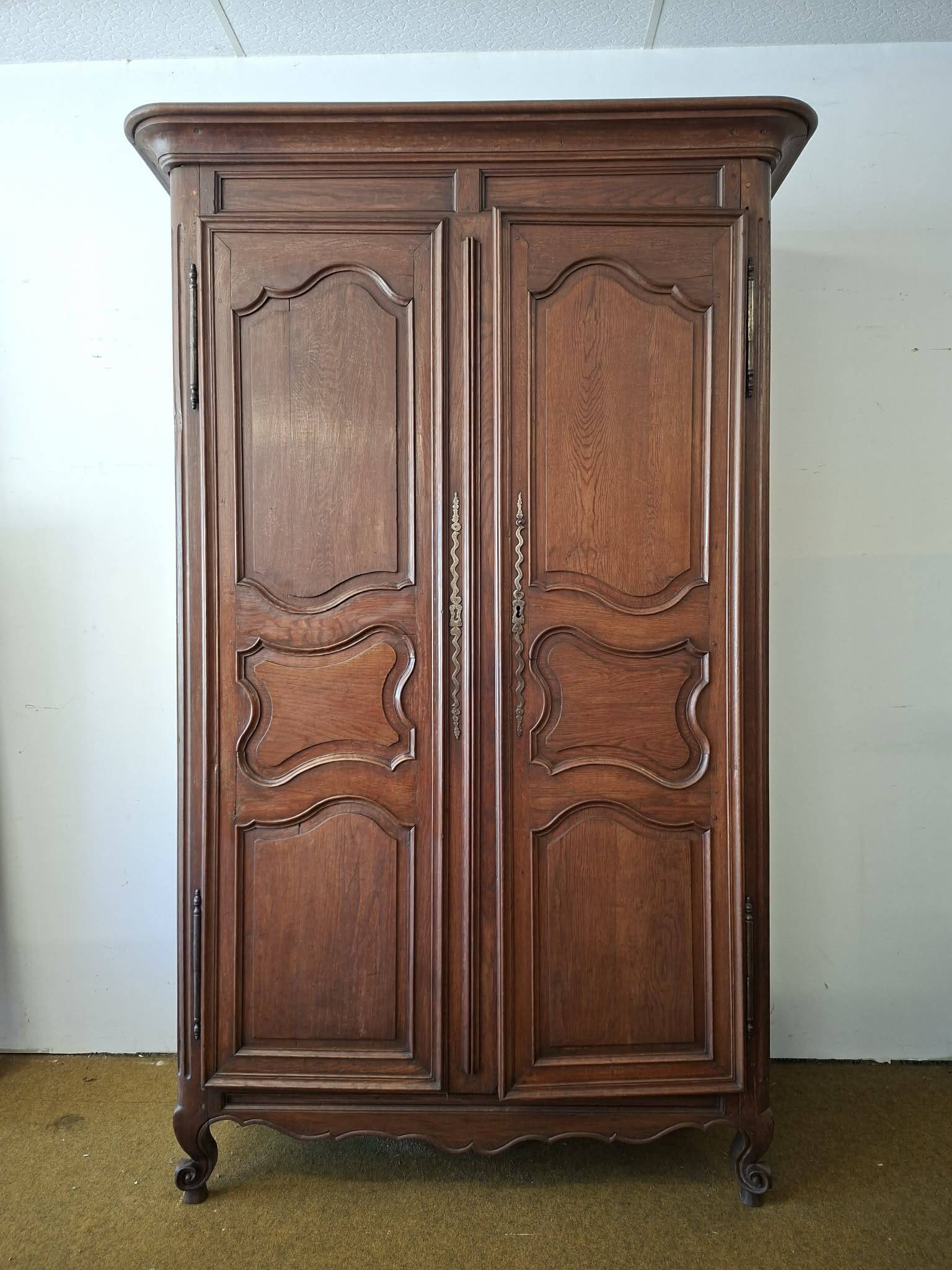 Louis XV period wardrobe in solid oak. 18th century.