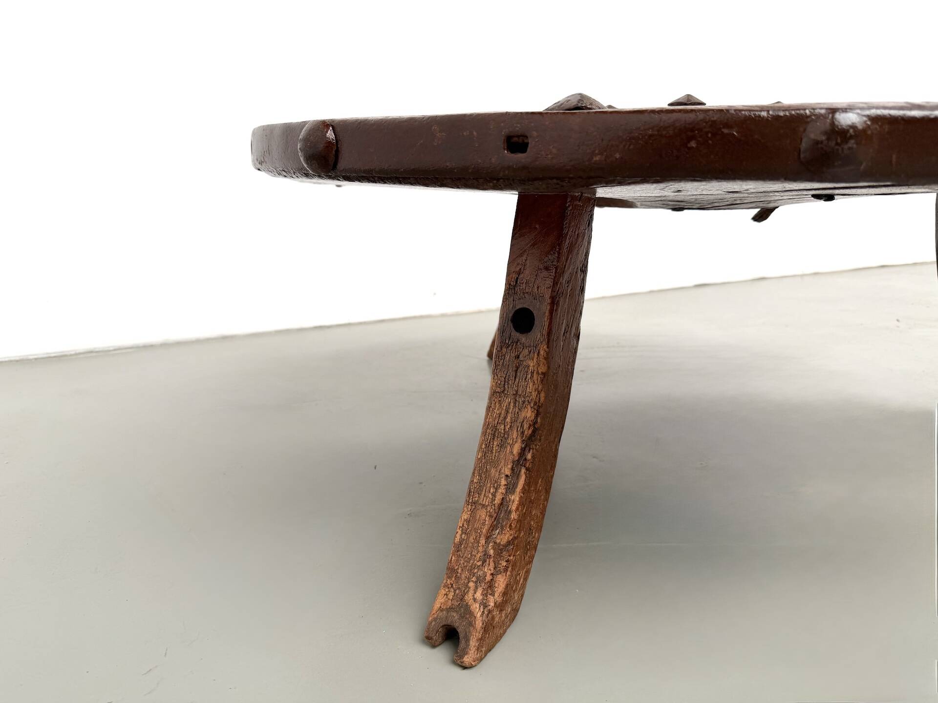 Brutalist Circular Coffee Table in Solid Wood – Brazilian Folk Art