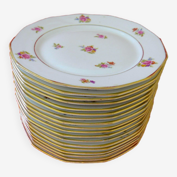 Suite of eighteen plates (18) of flat table in Limoges porcelain with floral decoration