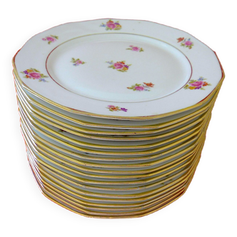 Suite of eighteen plates (18) of flat table in Limoges porcelain with floral decoration