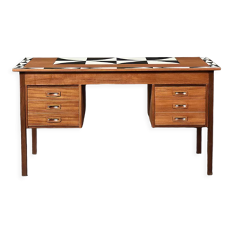 Bureau vintage en teck scandinave du milieu du siècle avec motif peint à la main sur le dessus, années 1960