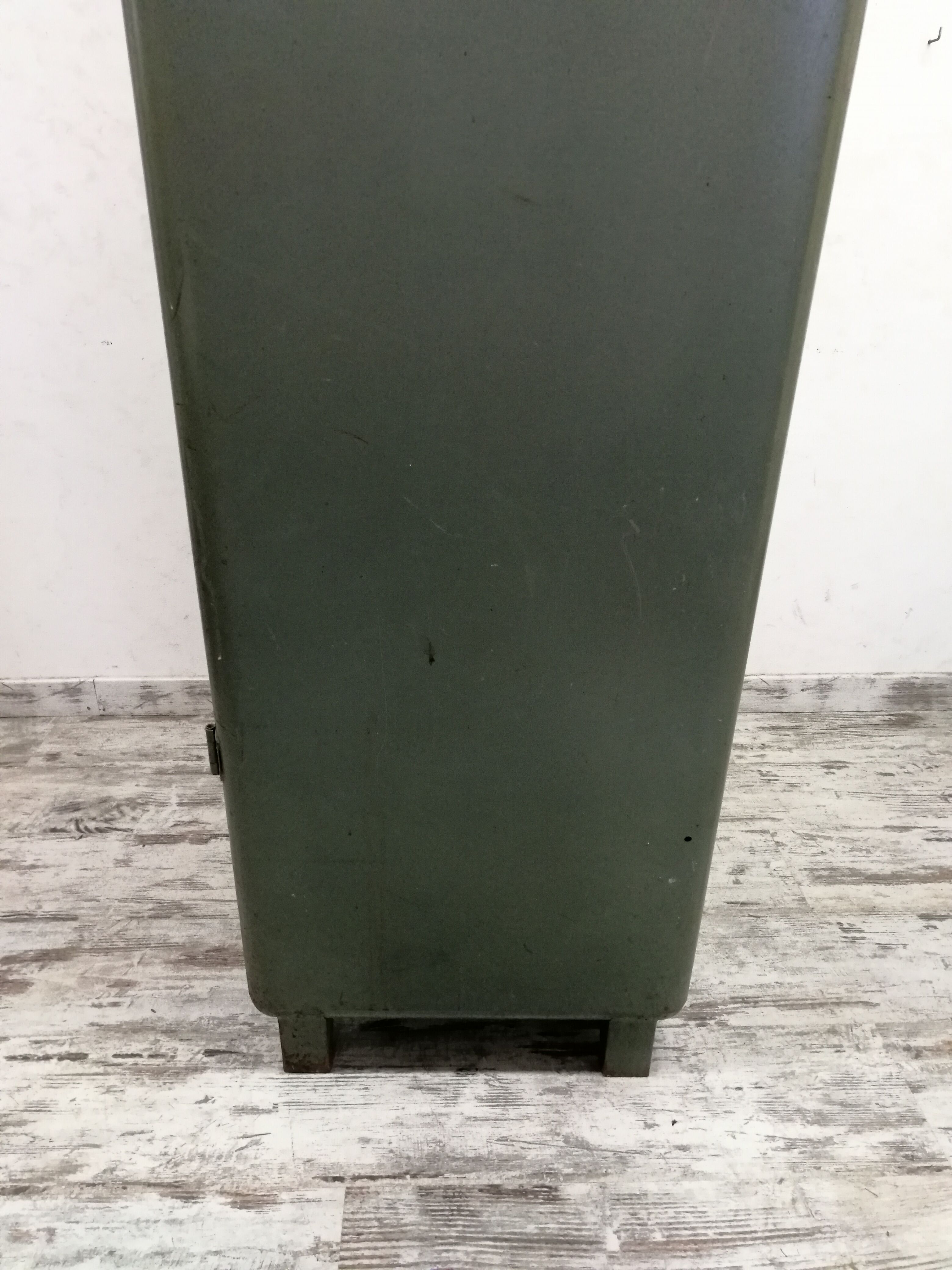 Industrial metal cloakroom