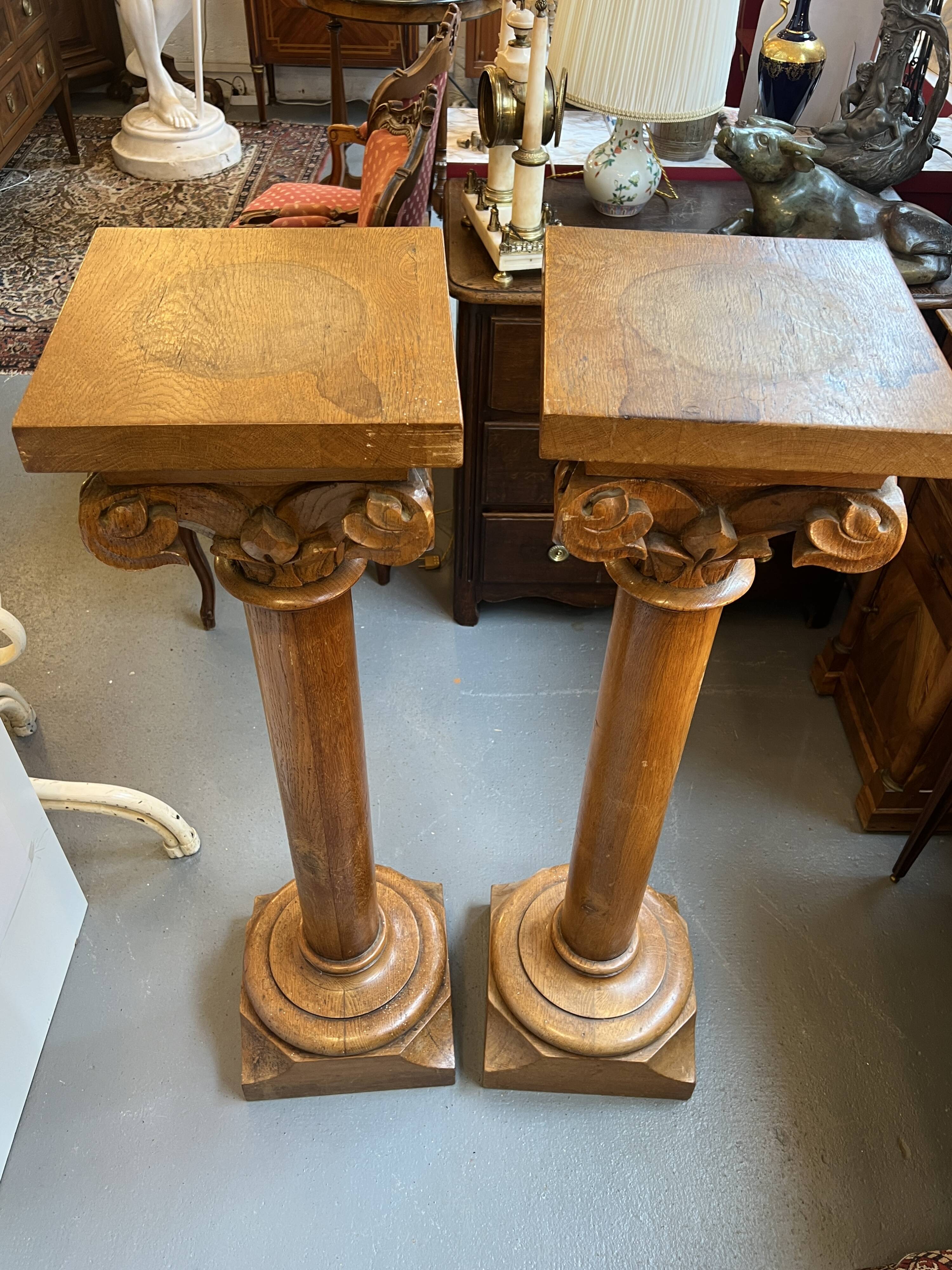 Pair of columns in light oak carved from the late 19th century, good quality, capital