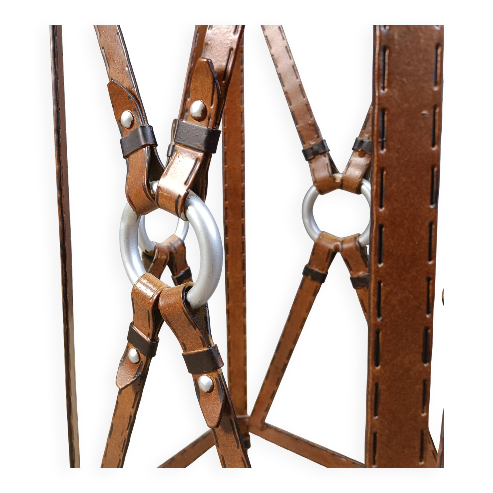 Table d'appoint en similicuir et fer dans le style de Jacques Adnet