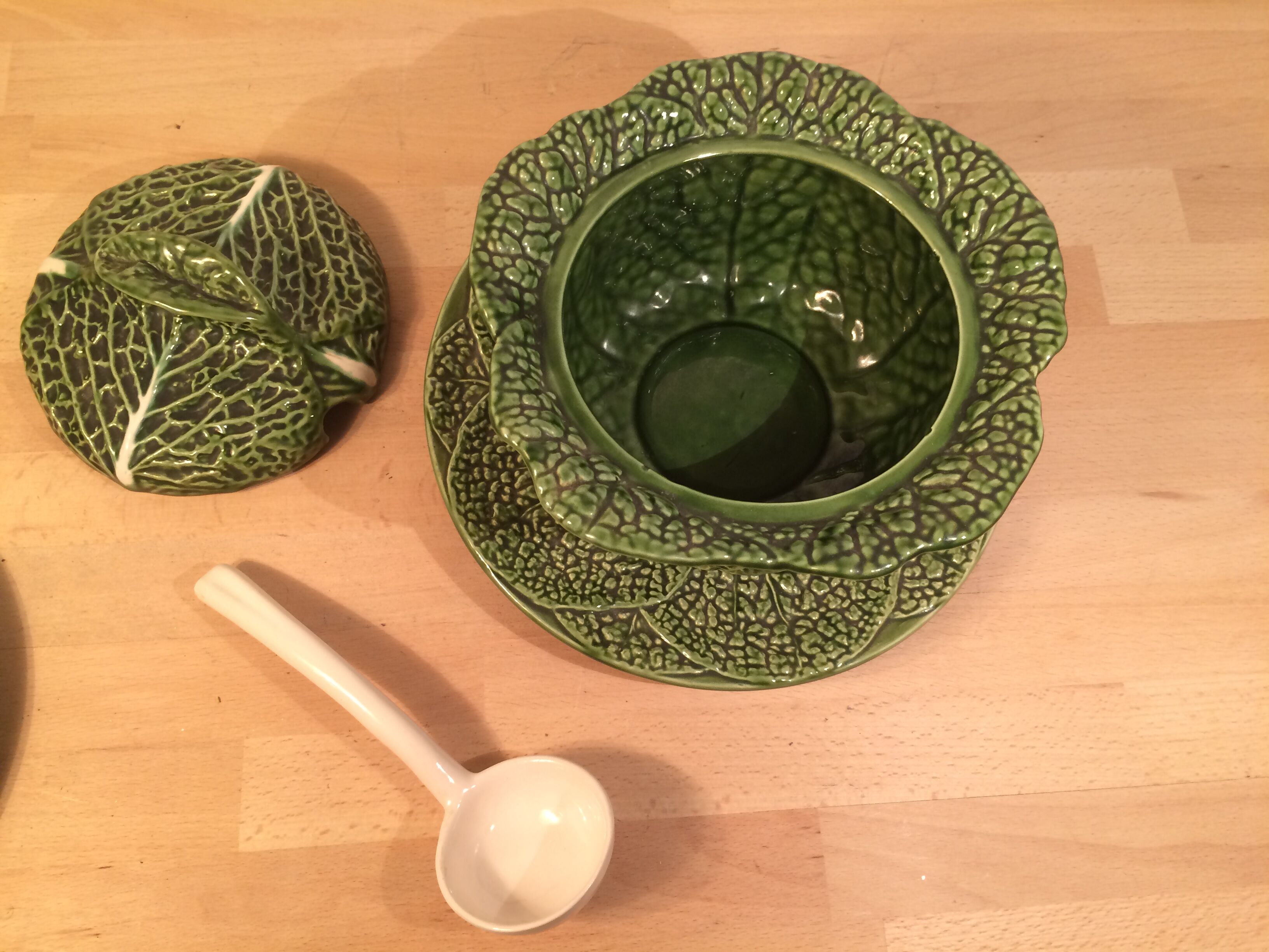 Ceramic cabbage service: salad bowl and tureen