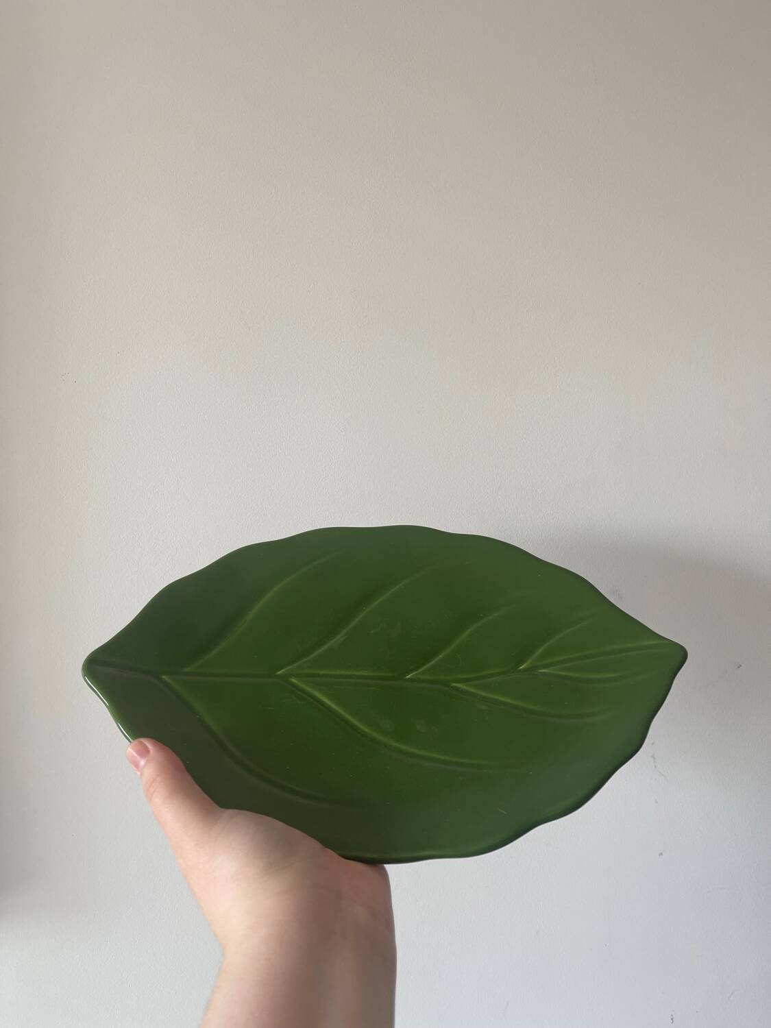 Ceramic dish/bowl in the shape of a lemon fruit and its decorative leaf