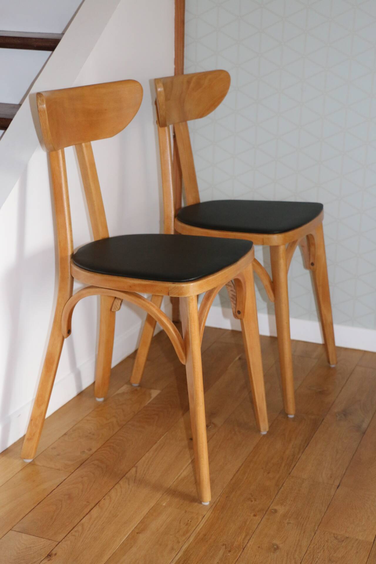2 chaises Jurasiège hêtre clair skaï noir