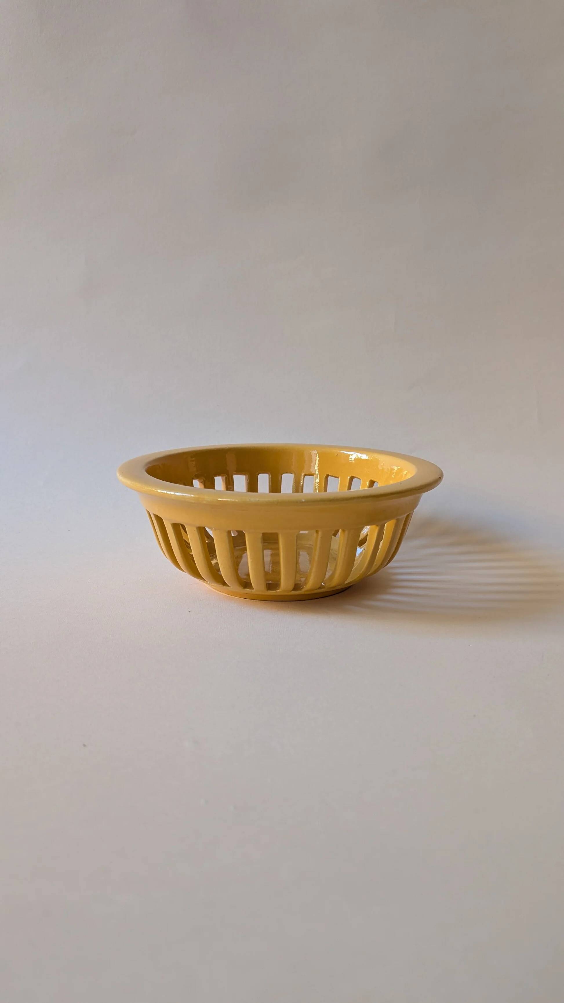 Corbeille en céramique jaune