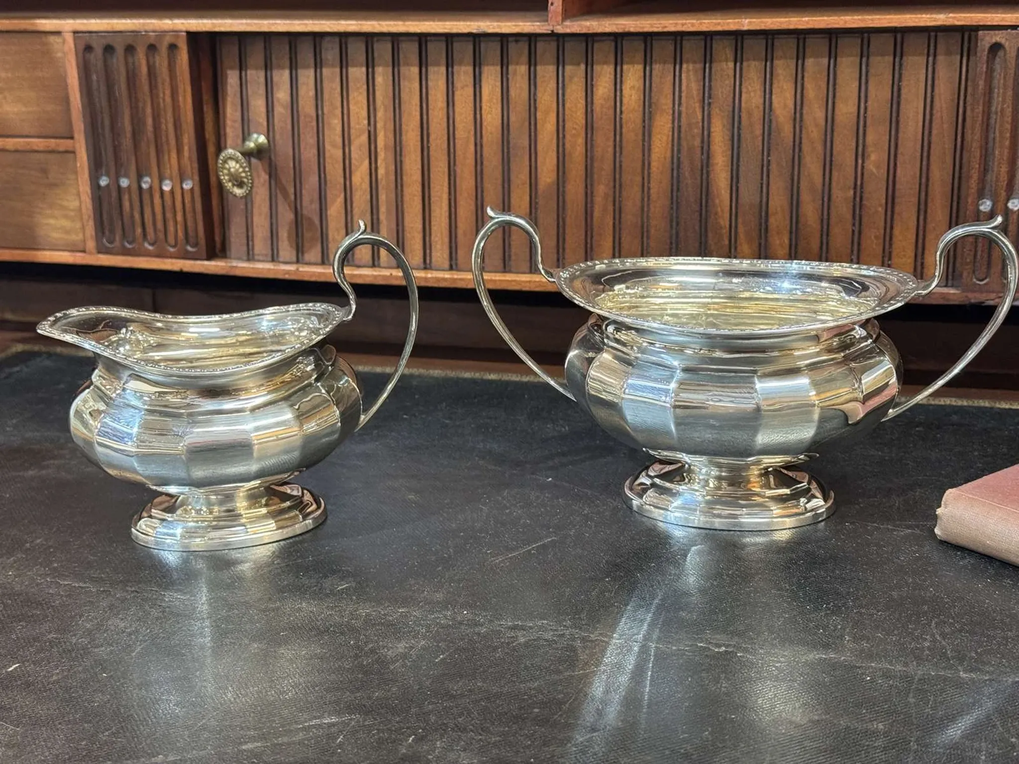 English tea/coffee service from the 1930s in silver-plated metal.