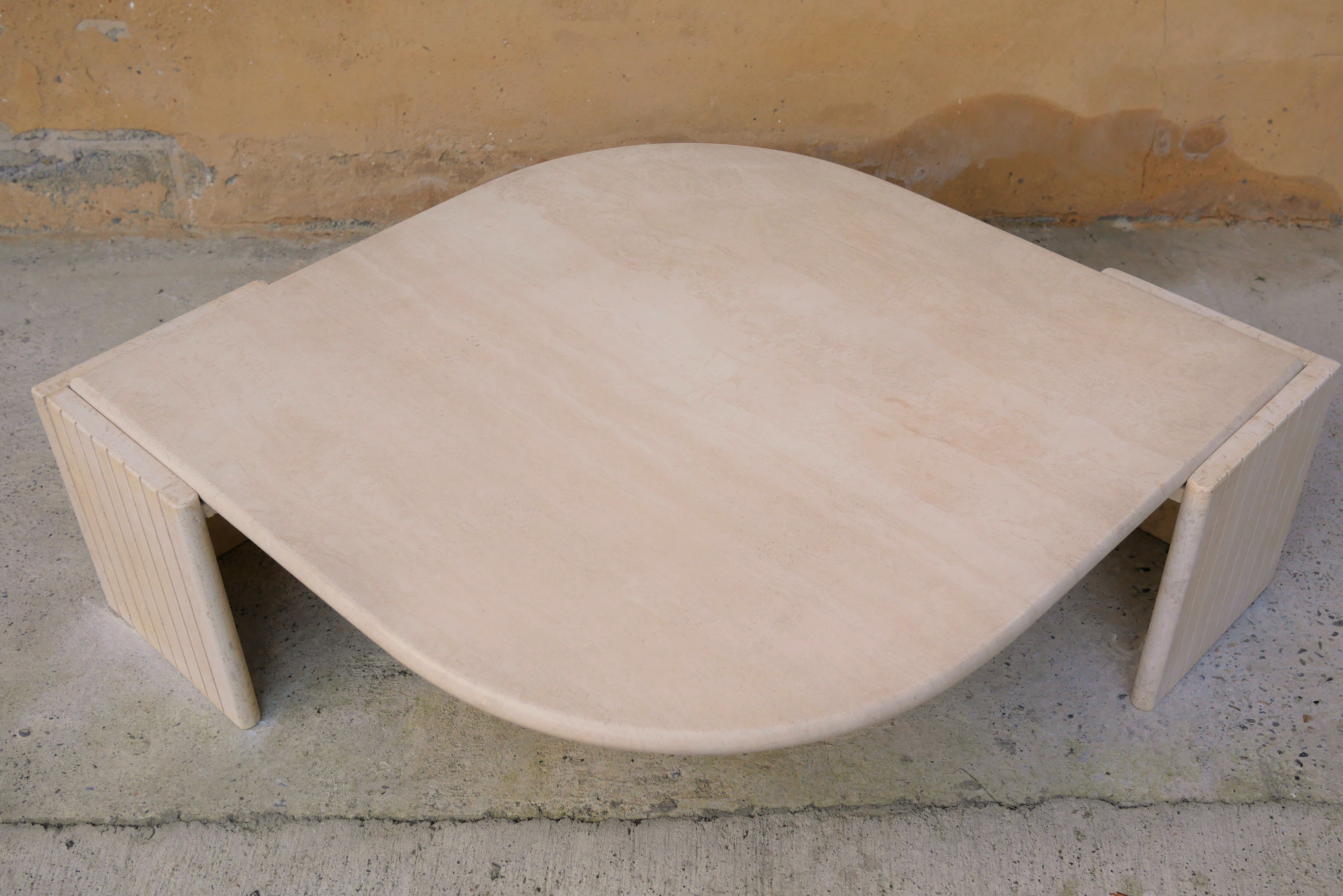 Table basse vintage en travertin par les éditions Roche Bobois