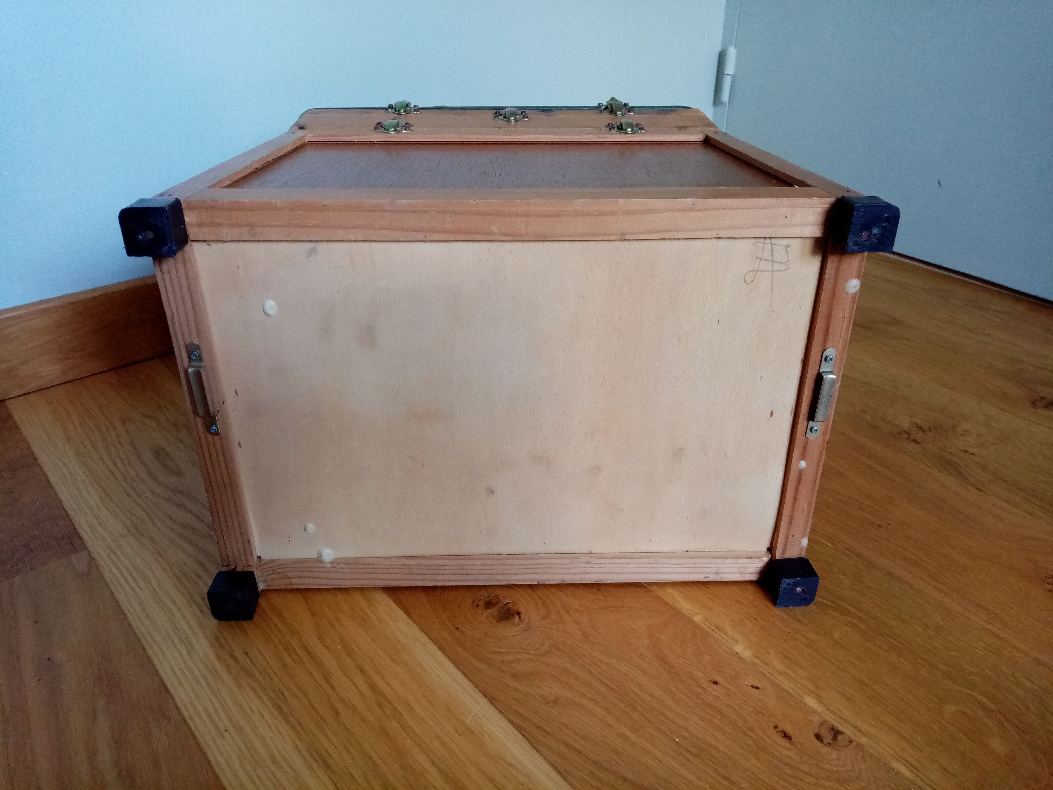 Fishing stool chest in wood and green skaï