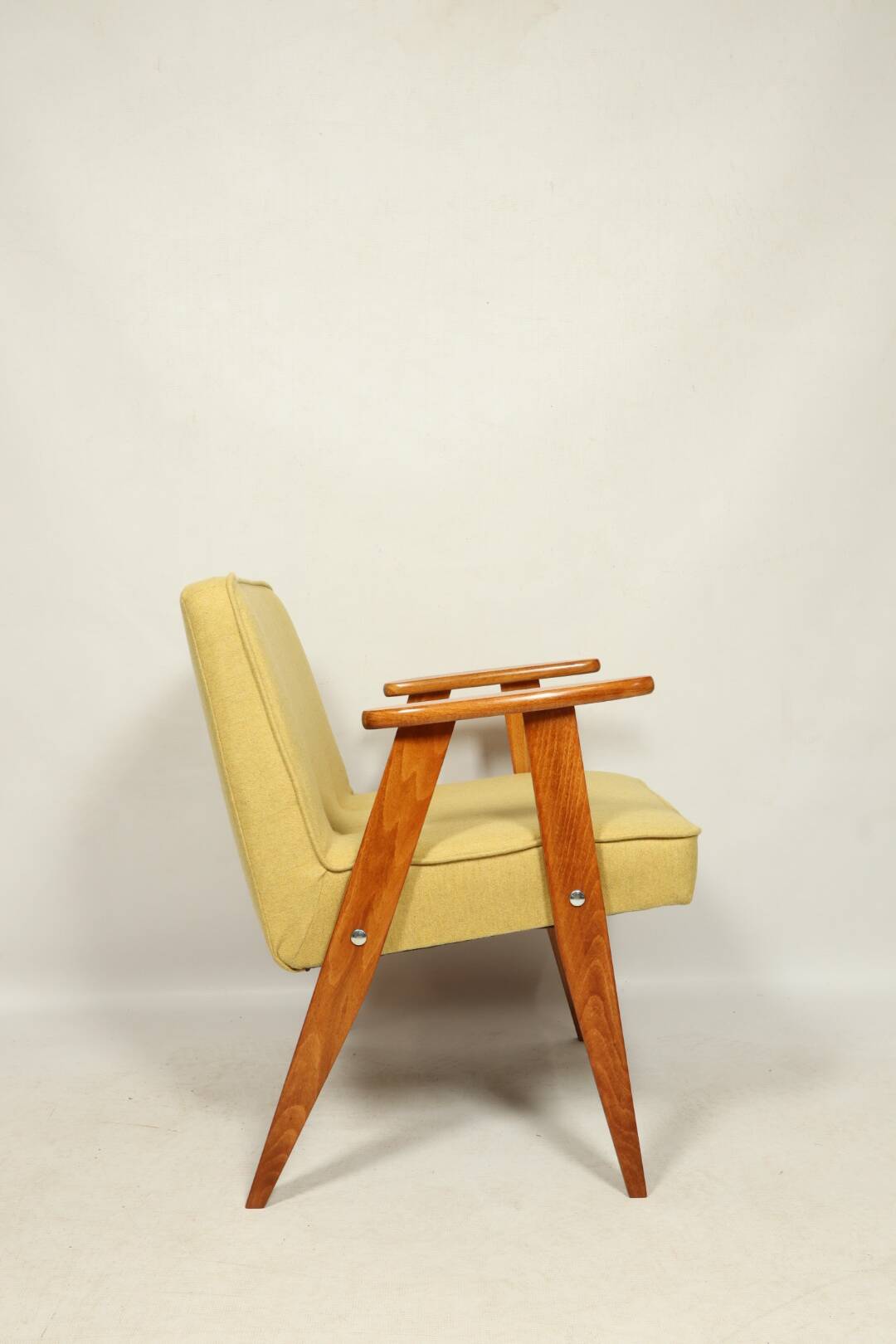 Fauteuil en laine jaune au design scandinave après rénovation