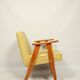 Fauteuil en laine jaune au design scandinave après rénovation