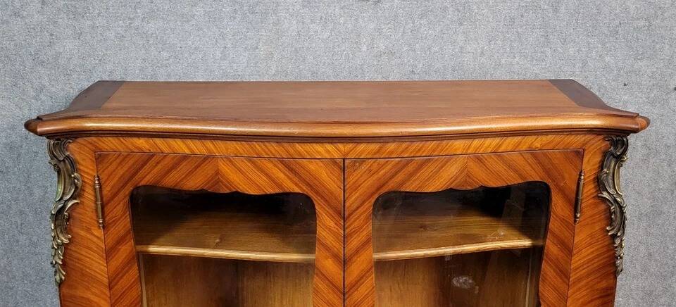 Bibliothéque galbée style Louis XV en bois de rose et marquéterie 1950