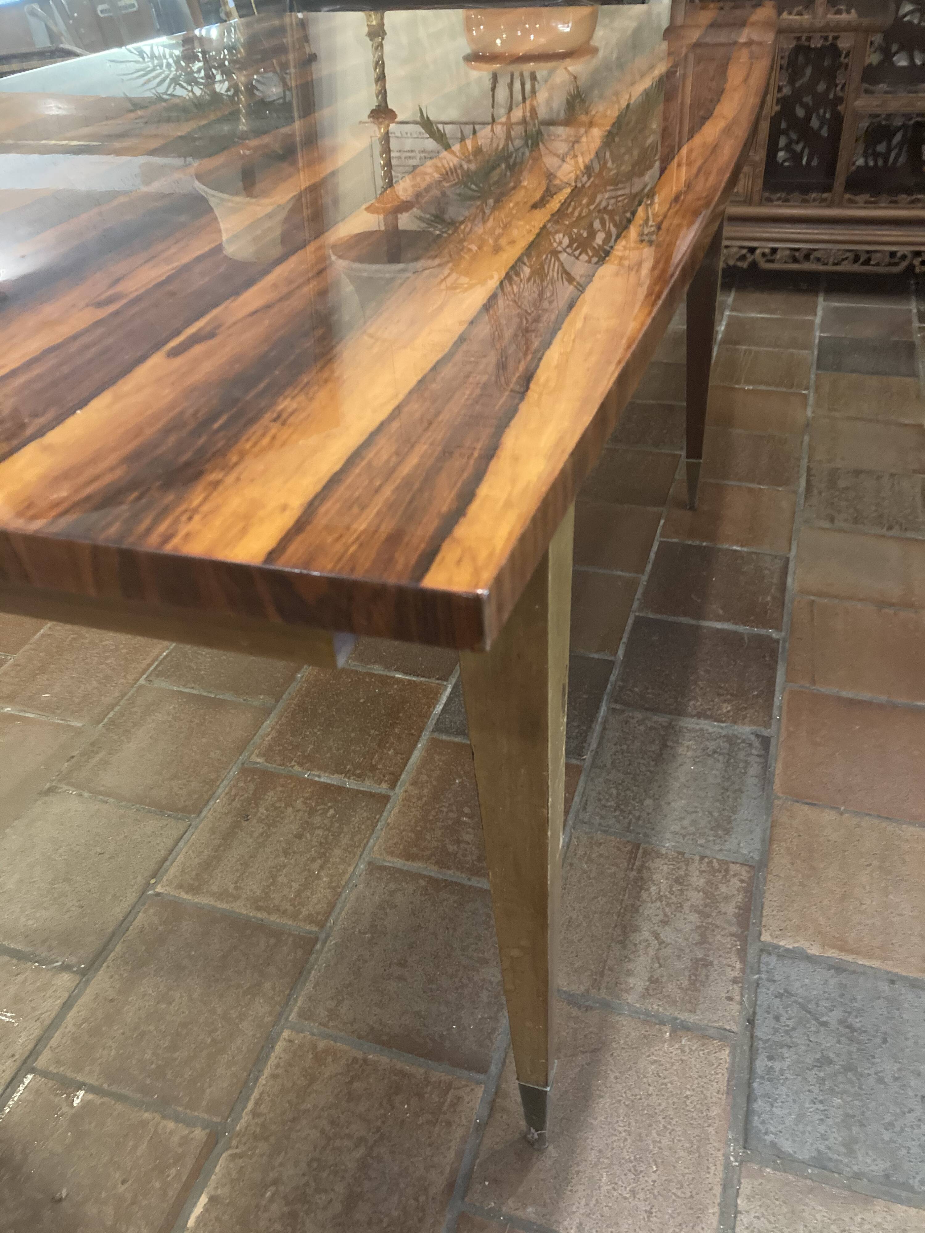 Table en ébène de Macassar laquée vers 1950