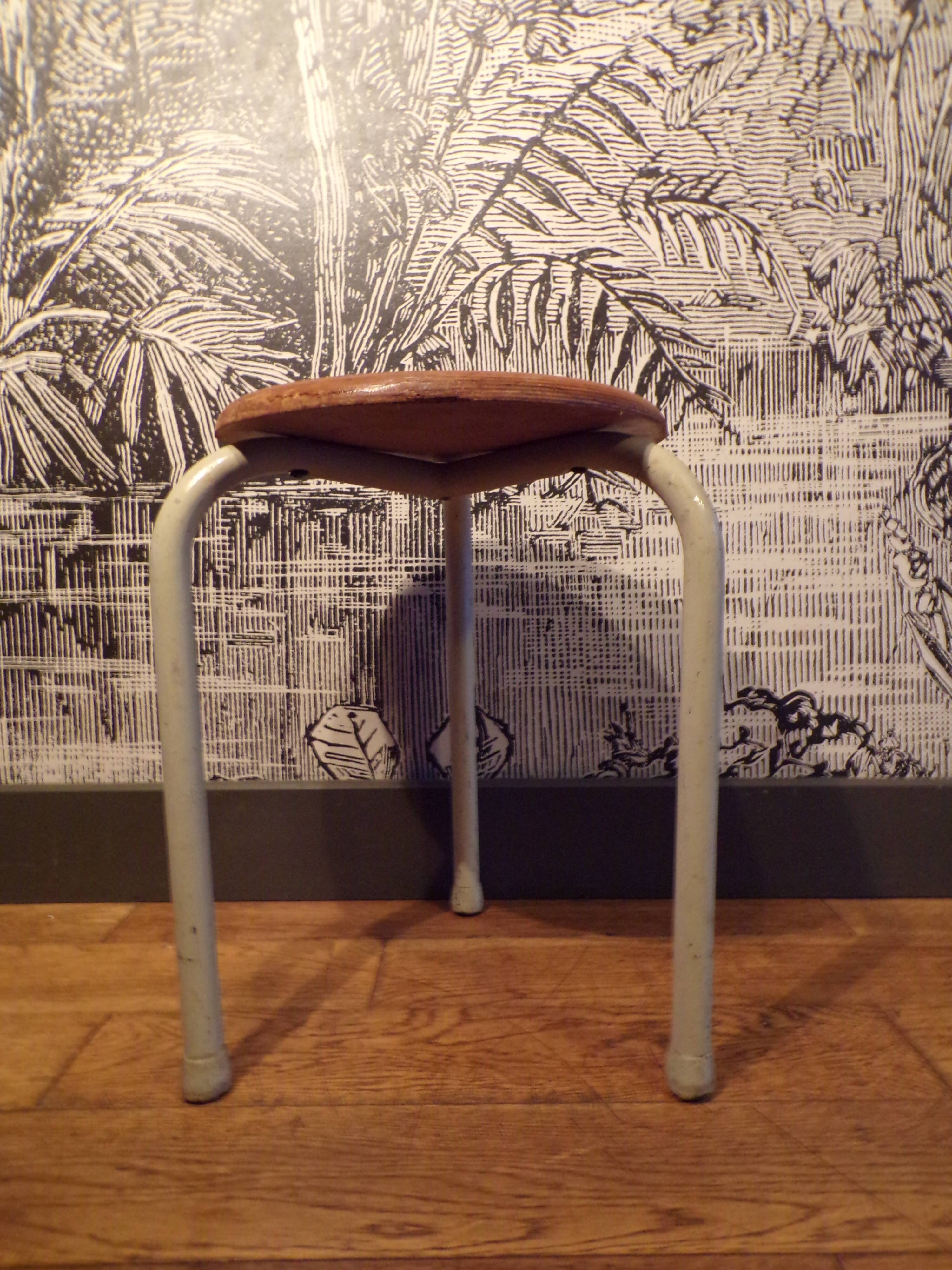 Tabouret tripode